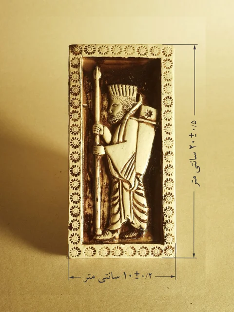 سفال برجسته قالبی طرح پارسه (سرباز هخامنشی - راست 20*10)