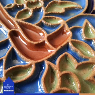 سفال برجسته لعابدار دیوار کوب، طرح "گل و مرغ"