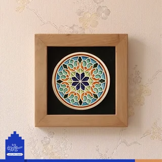 سفال برجسته لعابدار با قاب چوبی، طرح «پنجره اسلیمی بری»