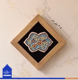 سفال برجسته لعابدار با قاب چوبی، قواره بری «طرح گل و مرغ»