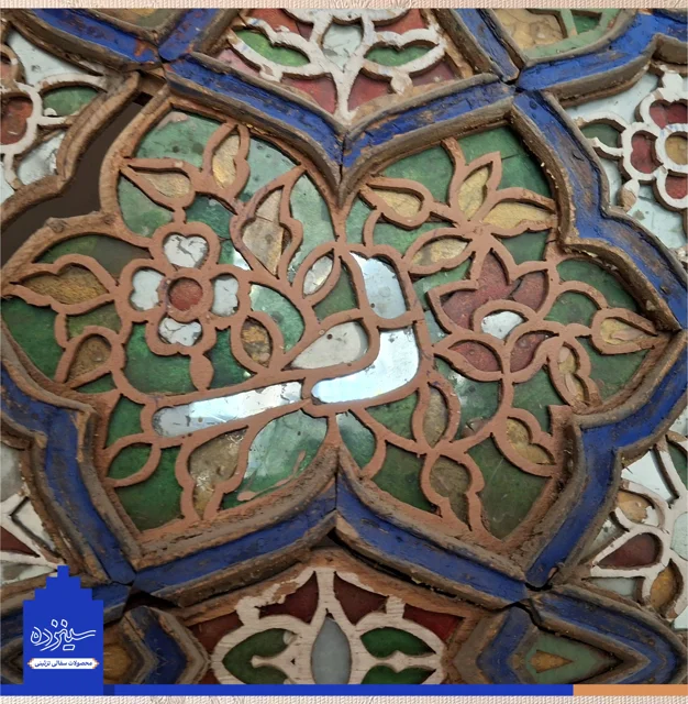 سفال برجسته لعابدار دیوار کوب، طرح "گل و مرغ"