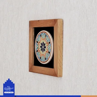 سفال برجسته لعابدار با قاب چوبی، طرح «پنجره اسلیمی بری»