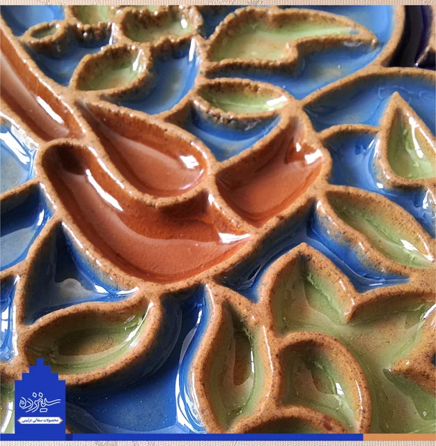 سفال برجسته لعابدار با قاب چوبی، قواره بری «طرح گل و مرغ»